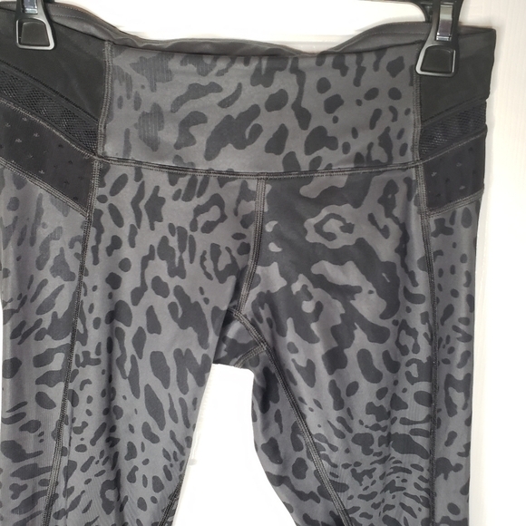 Lululemon Just Breathe Crop Animal Swirl Deep Coal Light / Black size 6. - Picture 7 of 12